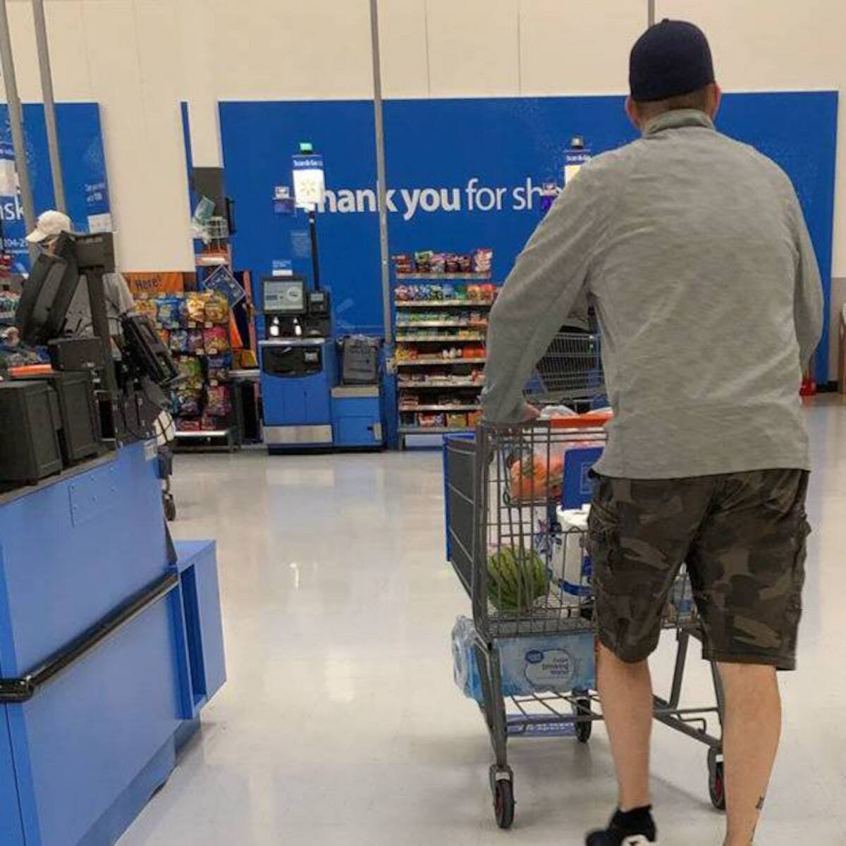 BUZZNET's tweet photo. People are taking advantage of the new self-checkout systems at many grocery stores and superstores but after seeing this, they'll probably get scared.