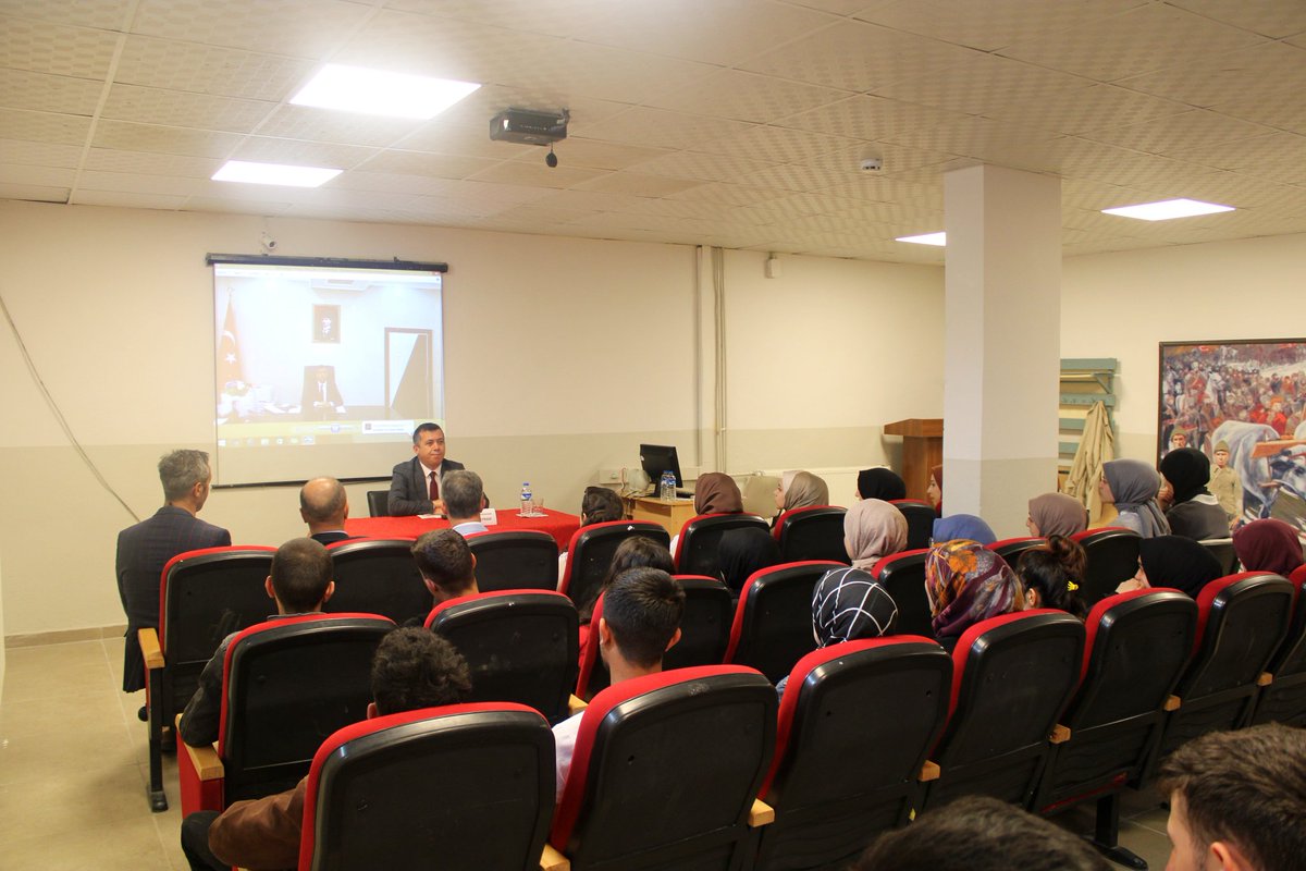 Şehit Ahmet Aktepe Çok Programlı Lisesi tarafından düzenlenen kariyer günlerinin ilk konuğu Kaymakamımız Sn Fatih BAYRAM oldu.

Öğrencilere kaymakamlık mesleği hakkında bilgi veren Kaymakamımız, kariyer tercihleri konusunda öğrencilerin sorularını yanıtladı.