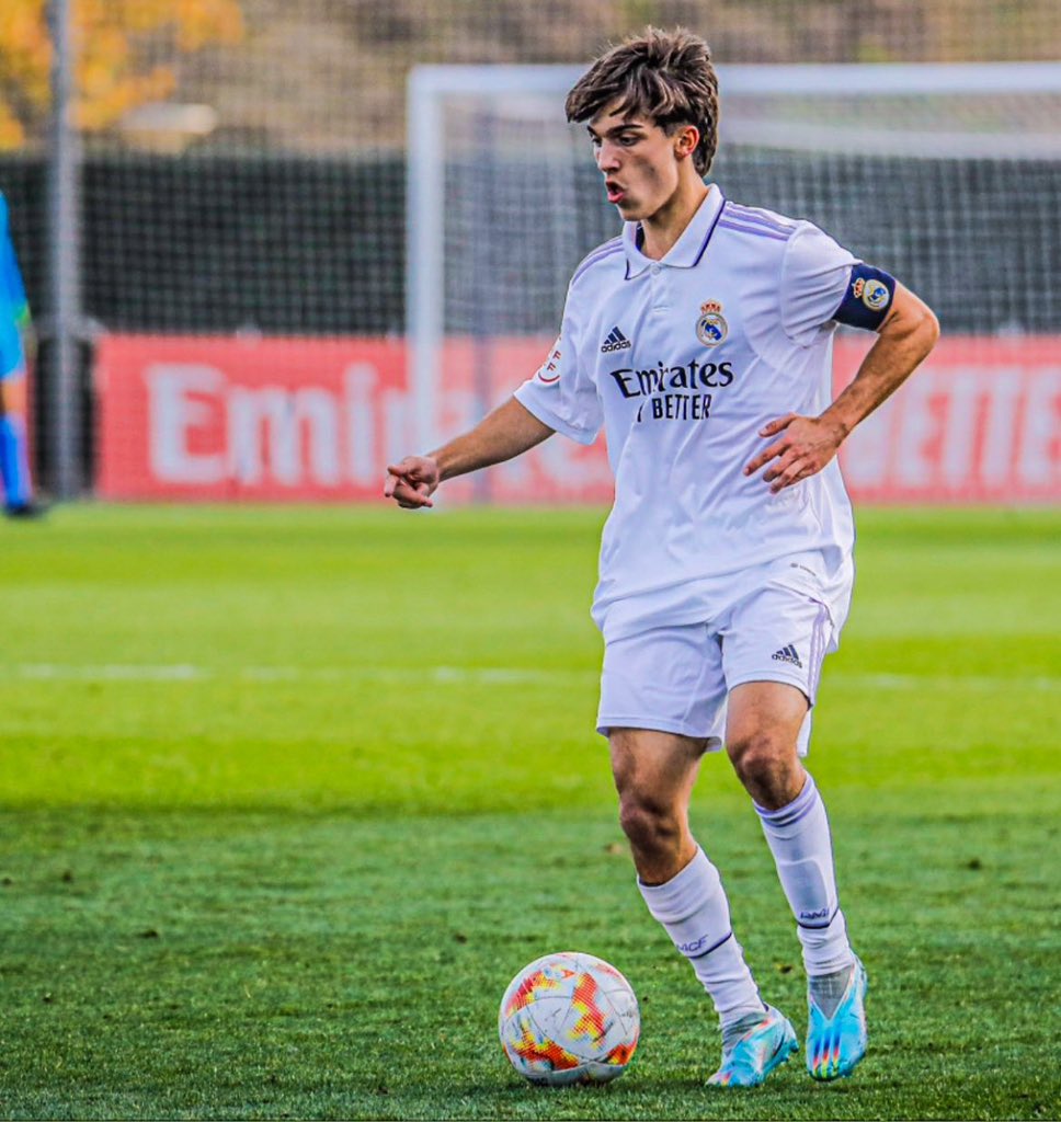 ControlyPase_es's tweet photo. ✅ ¡EL MADRID ENCARRILA LA ELIMINATORIA!

🕵️‍♂️ El conjunto de @aarbeloa17 volvió a vencer con total autoridad el derbi ante el @AtletiAcademia por 0-2 en Alcalá 

⚙️ Manuel Ángel hizo un auténtico PARTIDAZO y asistió a Nico Paz para el primero que va sobrado

😉 El 2º lo marcó @garciia8g que no se  cuando dejará de marcar goles 

📸 @FabricaMadrid