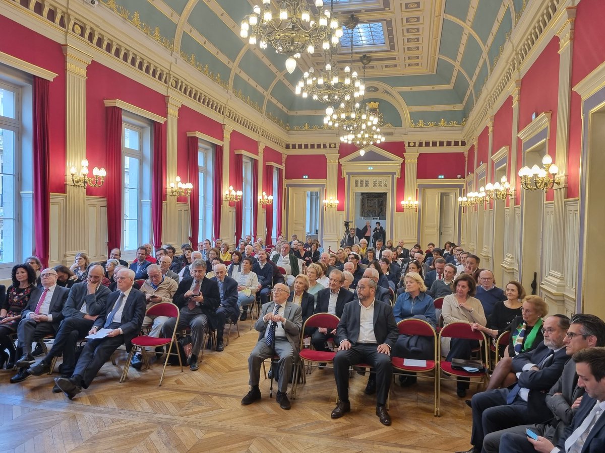 À l initiative de l'<a href="/InstElieWiesel/">Institut Elie Wiesel</a> hommage à à Claude Riveline, homme de science et acteur influent de la vie intellectuelle de la communauté juive française à la <a href="/mairiedu16/">Mairie du XVIe</a> en présence de <a href="/fszpiner/">Francis Szpiner</a> de @jeremy_redler et <a href="/GOLDMANNAriel/">Ariel Goldmann</a>