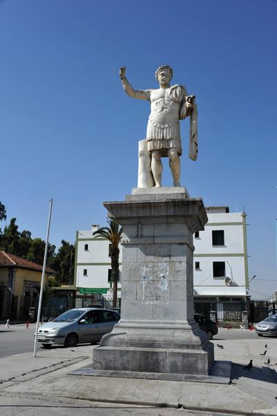 maelassal's tweet photo. Statue de l'empereur Constantin 1er à Constantine (#Algérie). La ville de #Constantine (antique Cirta) porte depuis 18 siècles le nom de l'empereur Constantin, qui la reconstruisit en 313 et lui donne son nouveau nom Constantina 🇩🇿

#Algeria 
#قسنطينة 
#الجزائر 
#Constantinus https://t.co/ENCX50eIWy