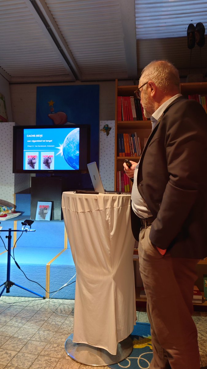 Dr. Philip van Kerrebroeck geeft een fijne lezing over zijn nieuwe boek Bedekt. Een antropologische geschiedenis van de cache-sexe.  Hij is te gast in boekhandel Kleine Johannes. #sterckendevreese