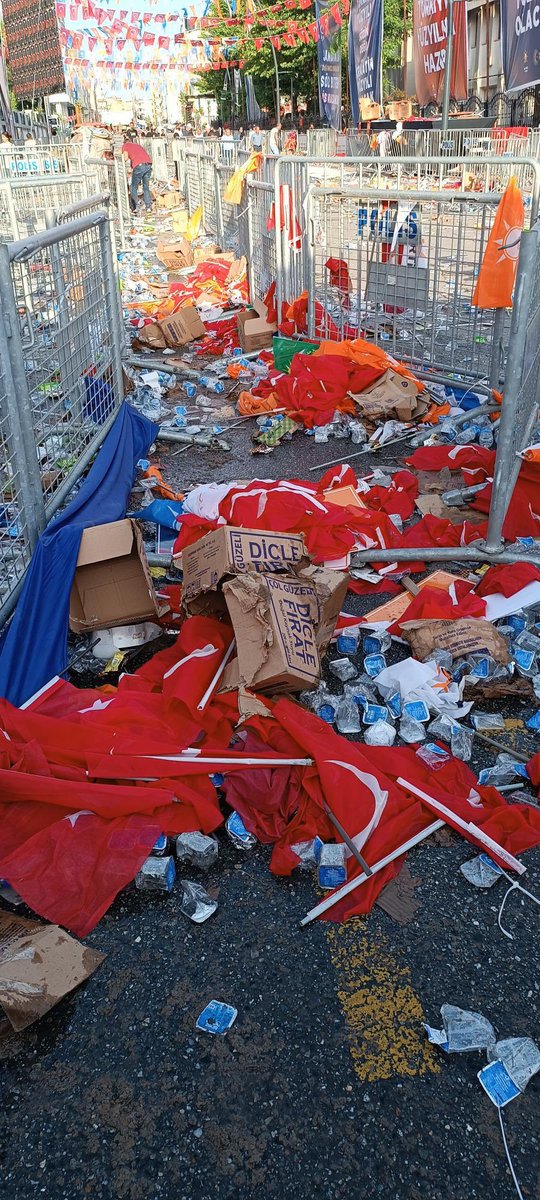 Bugün AKP-HÜDAPAR'ın Batman mitingi sonrası bayraklar yere atılıp çiğnenmiş. Bu fotoğrafı günlerce seccade üzerinden algı yapanların gözüne sokmalıyız.