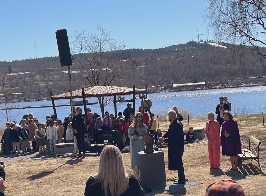 amsundin's tweet photo. So proud of my @FBAFolke colleague @SusannaRudehill who gave a beautiful speech earlier this week when the sculpture “Ignis”, at Härnösand’s Memorial for Peace, was inaugurated by H.M the King of Sweden. #härnösand @harnosandsstad https://t.co/warB2LwkG5