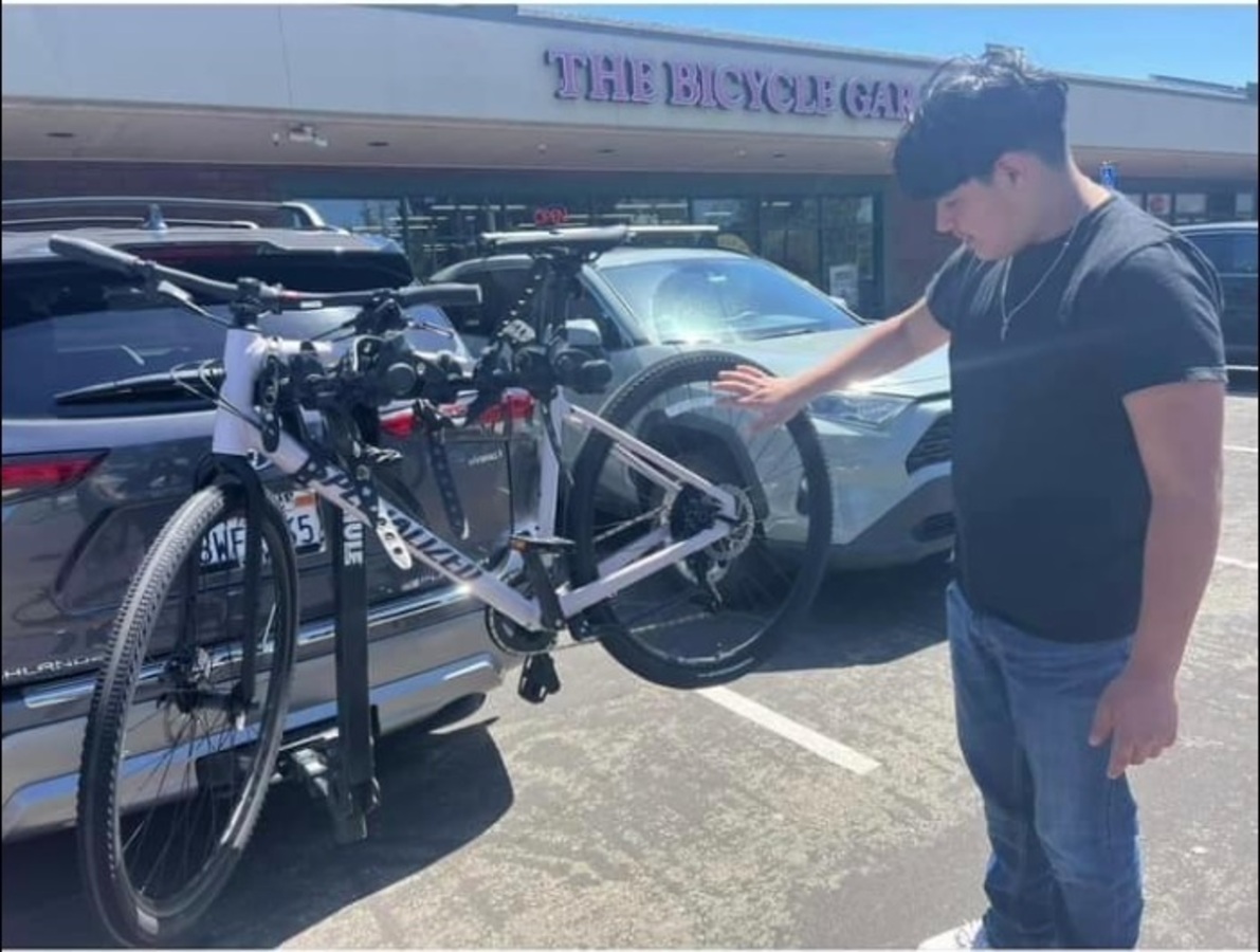 STOLEN - White Specialized Sirrus X 2.0 in San Lorenzo, CA bikeindex.org/bikes/1518277