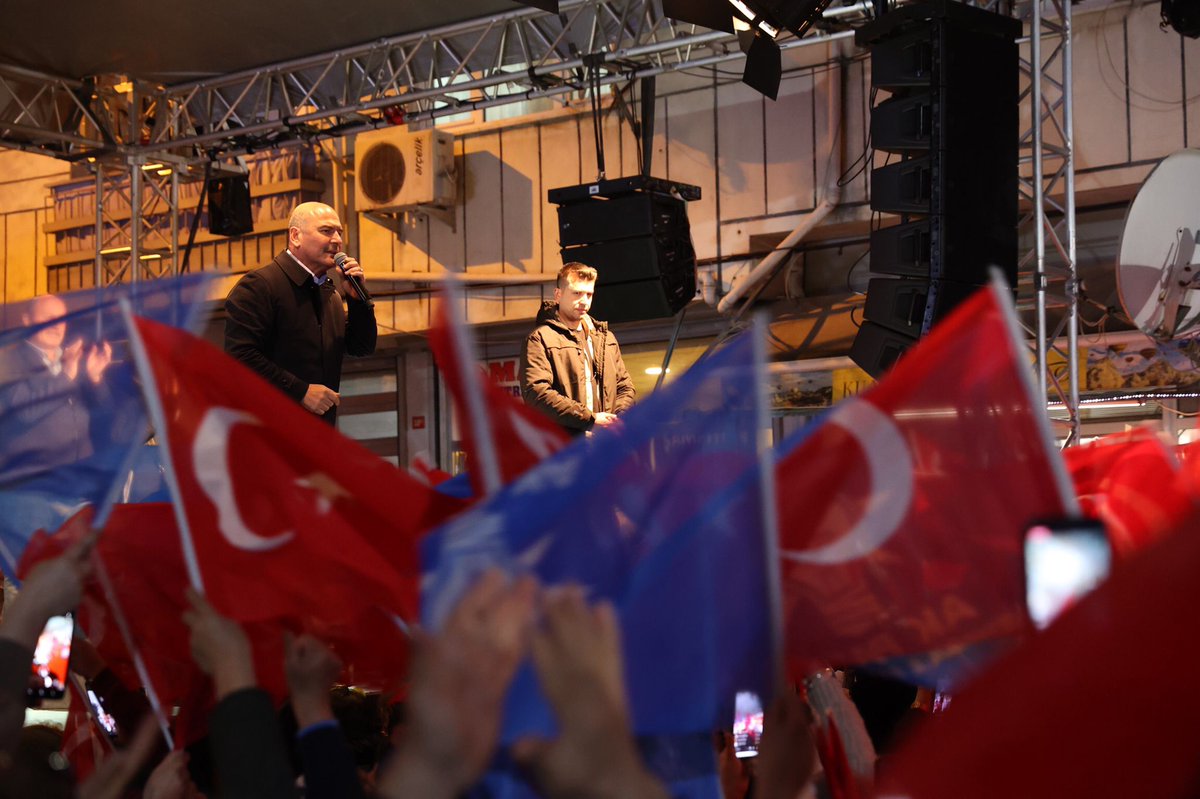 suleymansoylu's tweet photo. "Tayyip Erdoğan gitsin" diyenler;
"15 Temmuz'u yapan FETÖ'cüler, tekrar devlete girsinler" diyorlar.
"Tutsak" dedikleri Apo ile Selo "serbest bırakılsın" diyorlar...

Bu Millet, buna izin vermez!

💙Gaziosmanpaşa Yıldıztabya Mahallesi'nde hemşehrilerimizle 📸 https://t.co/Mnly4MY1pV