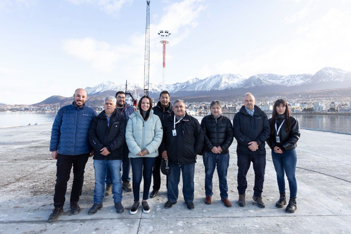 APDFApuertosOK's tweet image. Los Cros. Juan Espinosa, Dante Tevez y Walter Garro  de la Seccional Atlántico Sur, Tierra del Fuego, recorrieron junto a la Legisladora @VictoriaVuoto  y el Concejal @Cesarmolinaush , las instalaciones del Puerto de Ushuaia con las nuevas ampliaciones.  
#apdfa
#ferroportuario