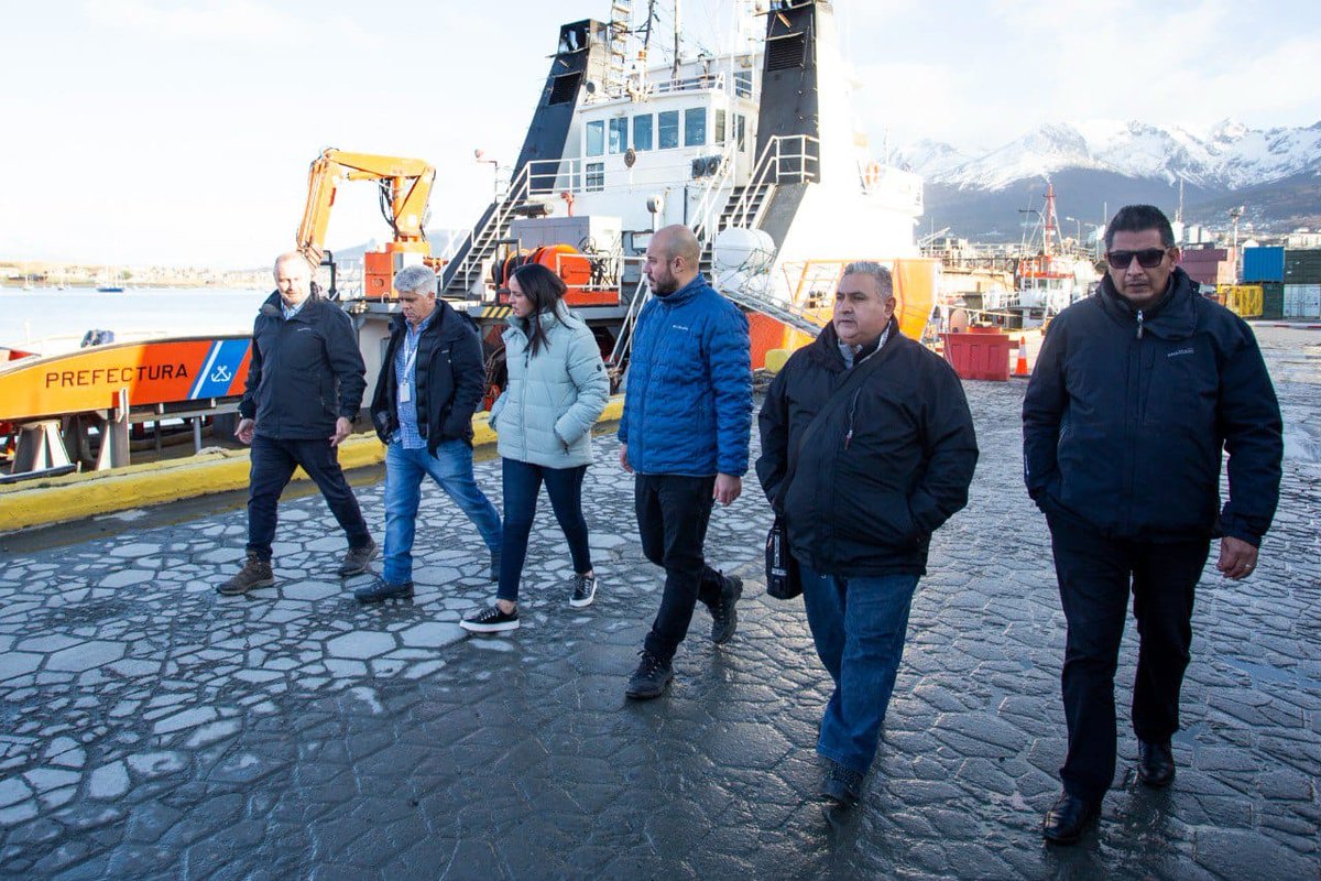 APDFApuertosOK's tweet image. Los Cros. Juan Espinosa, Dante Tevez y Walter Garro  de la Seccional Atlántico Sur, Tierra del Fuego, recorrieron junto a la Legisladora @VictoriaVuoto  y el Concejal @Cesarmolinaush , las instalaciones del Puerto de Ushuaia con las nuevas ampliaciones.  
#apdfa
#ferroportuario