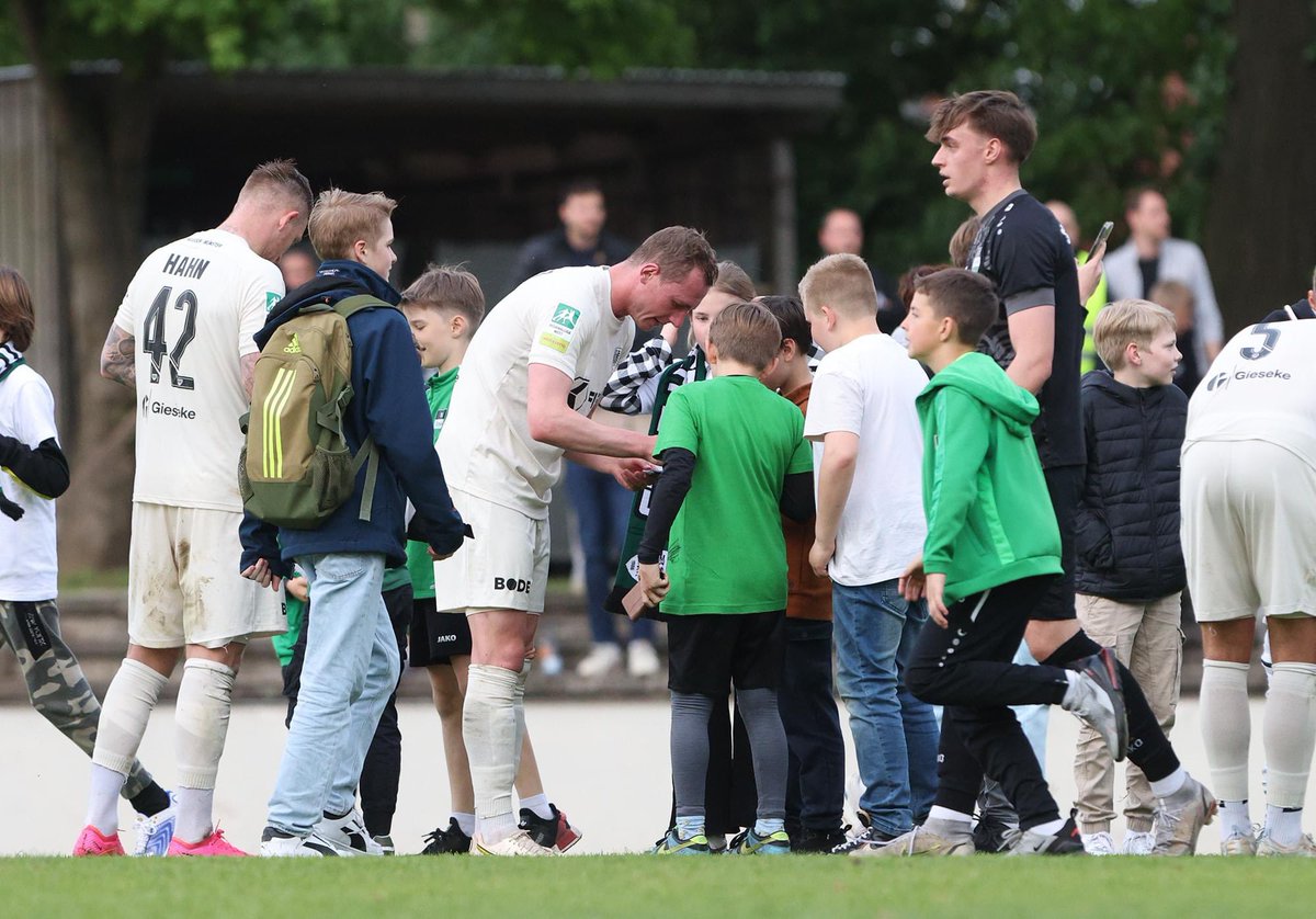 📄 &amp; 📷 Part II der Meistertour war heute Abend auch in Greven wieder richtig jovel. Einen kurzen Bericht und die Bilder zum 11:0-Erfolg könnt ihr jetzt auf unserer Homepage kneistern ⚫⚪💚
___
scpreussen-muenster.de/news/erfolgrei…