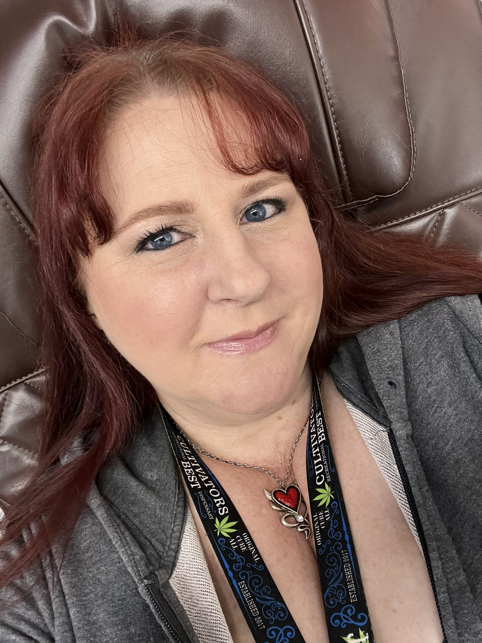 tw-pornstars-sapphire-twitter-enjoying-the-massage-chair-at-my-nail