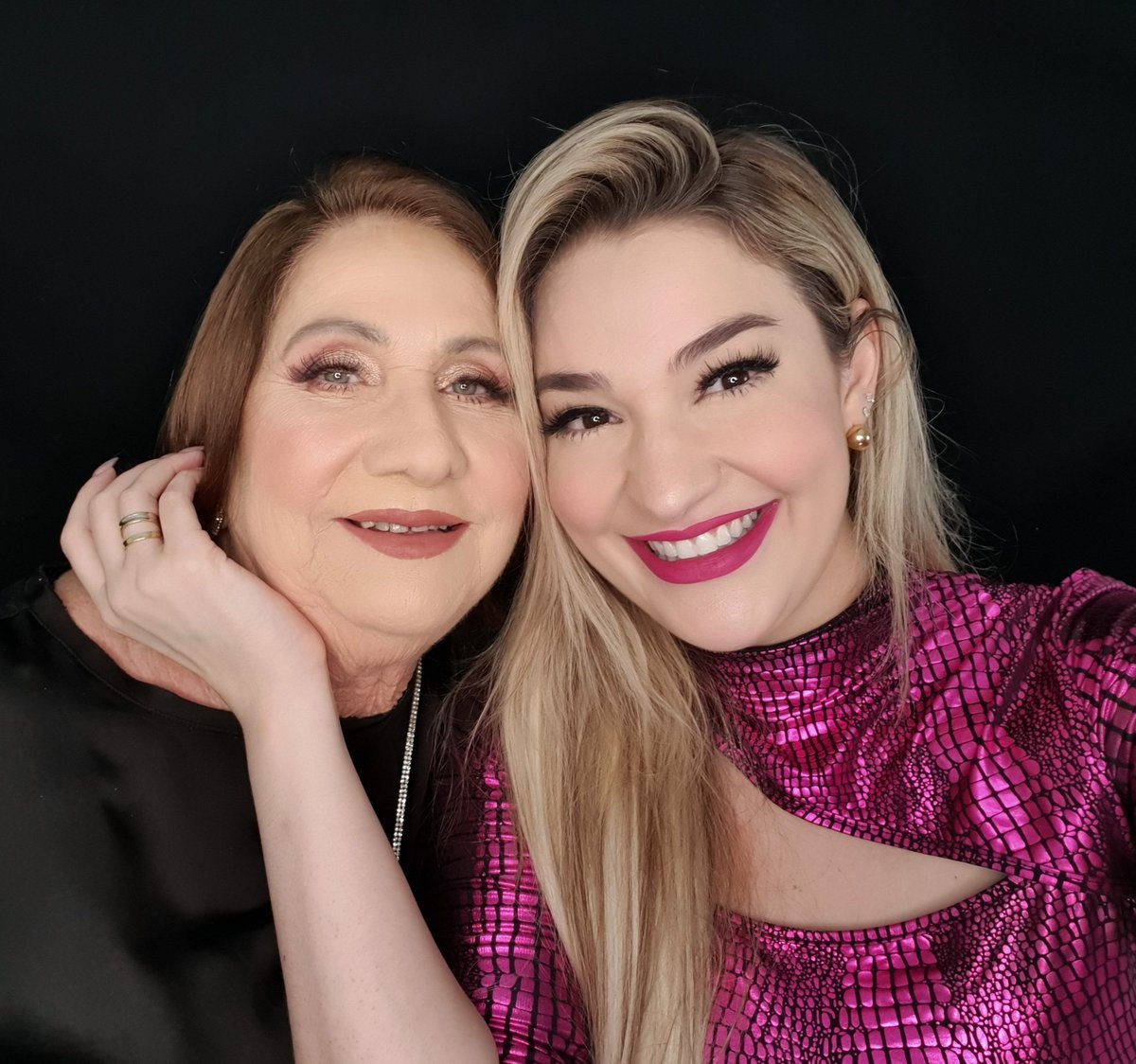 MariliaCabrita's tweet photo. Fui convidada pelo @gshow para fazer uma Maquiagem em Mainha para comemorar o dia das MÃES ❤️🥰 VEJAM A MATÉRIA COMPLETA👇
https://t.co/LltfHXn4w7 https://t.co/os2VTjZBZI