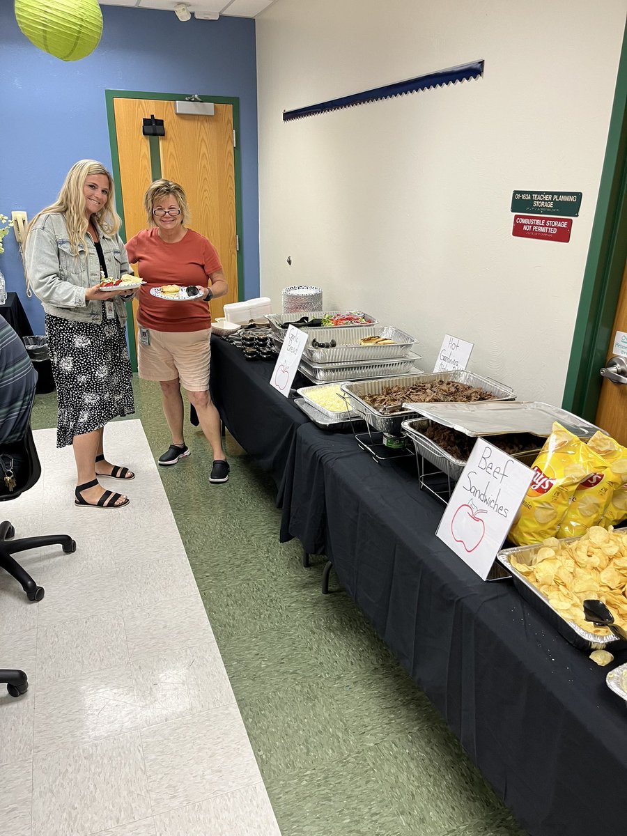 ParksideProud's tweet photo. Thank you @LaurelOakPTO  for a delicious lunch! #ccpsfamily  So grateful! https://t.co/2DcWirHHNp