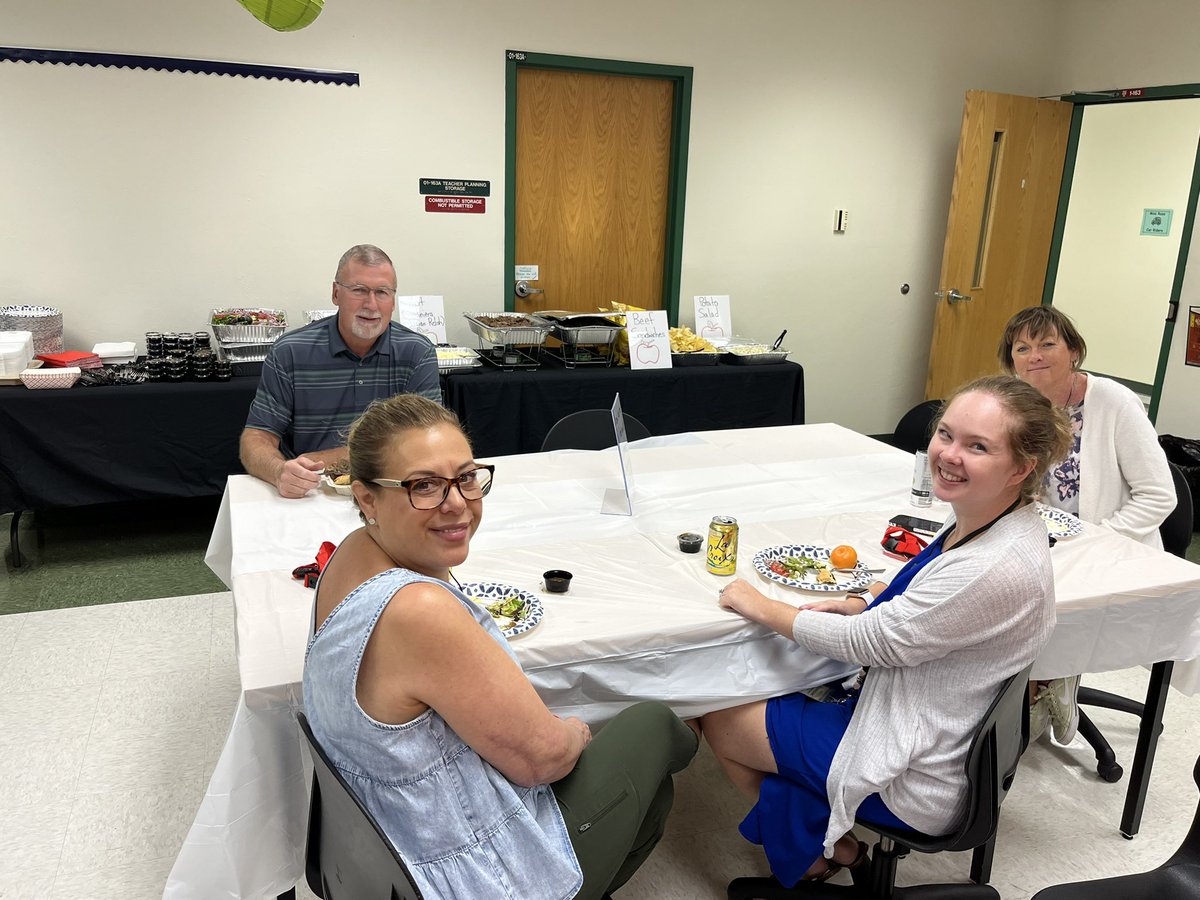 ParksideProud's tweet photo. Thank you @LaurelOakPTO  for a delicious lunch! #ccpsfamily  So grateful! https://t.co/2DcWirHHNp