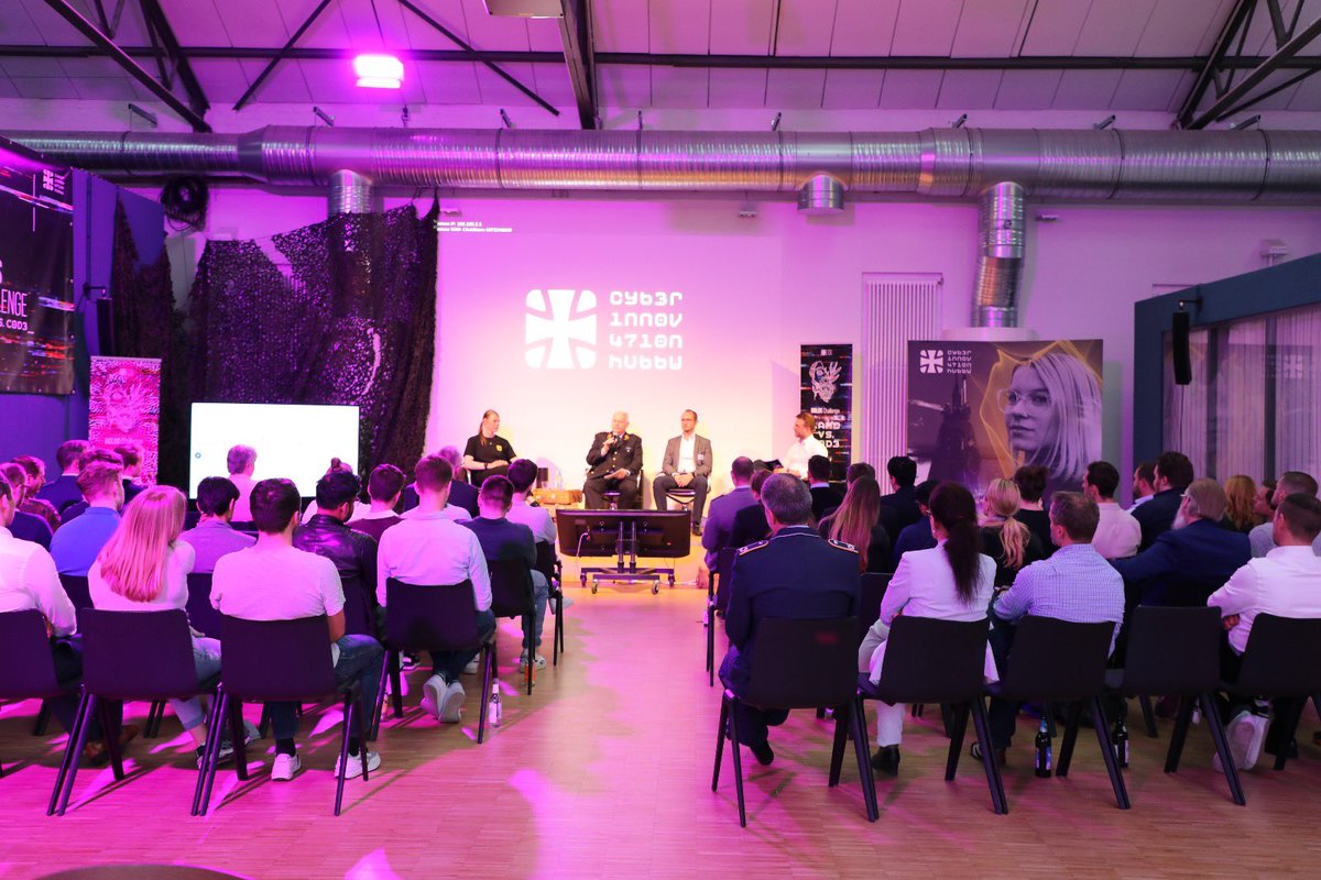 svenweizenegger's tweet image. Tag 1 der #DOLOSChallenge beendet! Diskussionen mit 18 Startups zum Thema Tarnen und Täuschen. Austausch mit #Bundeswehr Nutzern und Expert-Panel waren Highlights. Freue mich auf Tag 2: Workshops, Startup-Bewertungen und die Frage, wer Ende Juni mit uns nach Wendisch-Evern geht.