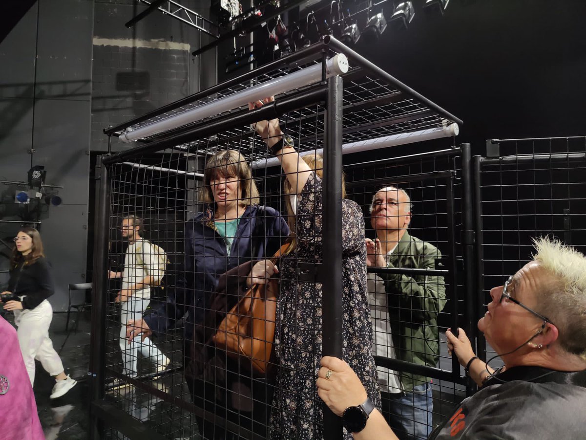 Un grup de persones amb discapacitat visual han gaudit del Touch Tour de Terra Baixa abans de l'espectacle. Han tocat l'escenografia i la roba, i els actors els han saludat perquè en reconeguin les veus. Gràcies <a href="/aptent/">APTENT</a> <a href="/teatroaccesible/">Teatro Accesible</a> per fer possible una funció 100% accessible