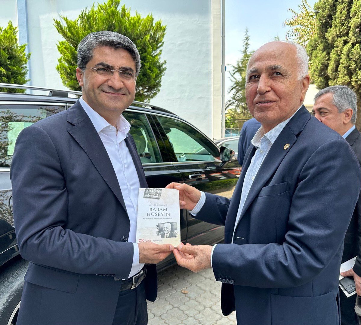 Parlamenterê berê Dr.  Em ji bo pirtûka “Bavê min Huseyîn” ku wek diyarî hatiye kirin, spasiya Huseyin Çamak dikin.