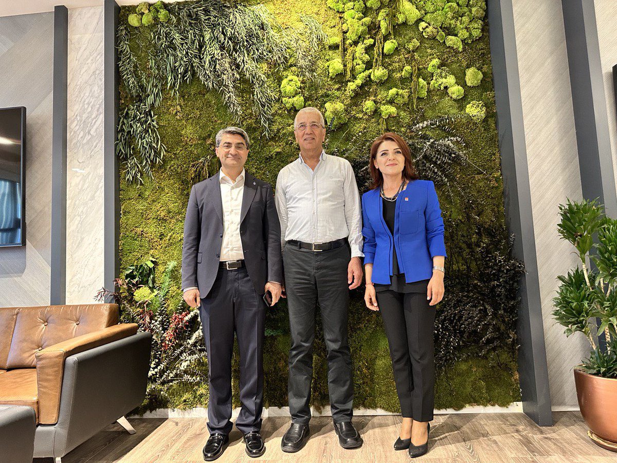 Me bi Namzeta Wekîlê CHP'ê ya Mêrsînê Gulcan Kiş û Endama Lijneya Damezirîner a Partiya Dewa Tuğba Tapsiz re li meqamê Şaredarê Mezîtliyê Neşet Tarhan ziyaret kir.  Spas ji bo mêvandariya we.