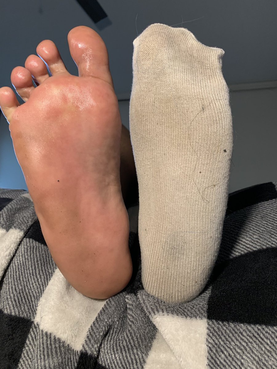 KeKePrettyFeet's tweet photo. Hey babes, it’s been a while,who’s  trying to nut on my big sweaty feet I’m trying to wrap my size 10 on your dick so you can nut all over them Don’t forget about my big hand that love to Jack you off  #dfw #bigfeet #feetfethish #feetqueen  #bighands #nicehands #longfingers https://t.co/R17AF7U6aA
