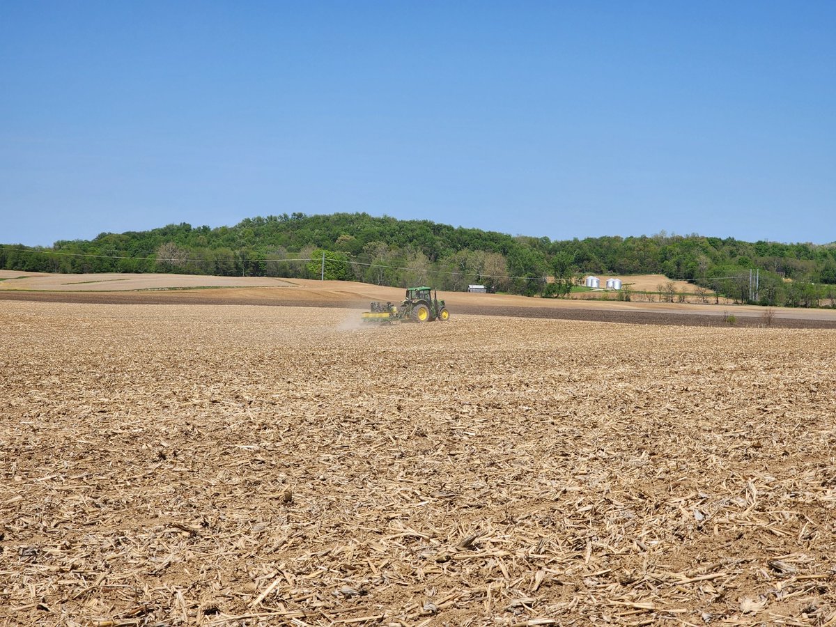 #iSpy the #PCTResearchTrailer! #Plant23 is underway for our #PCTSunrise & #SunriseCooperative team(s). Two #plots in today & many more to come! @NKGreatLakes soybeans & #Sunrise #corn seed.
#OhioAgriculture #NKSeeds #SunriseSeed #SuccessGrowsHere #overtreatment #seedtreatment