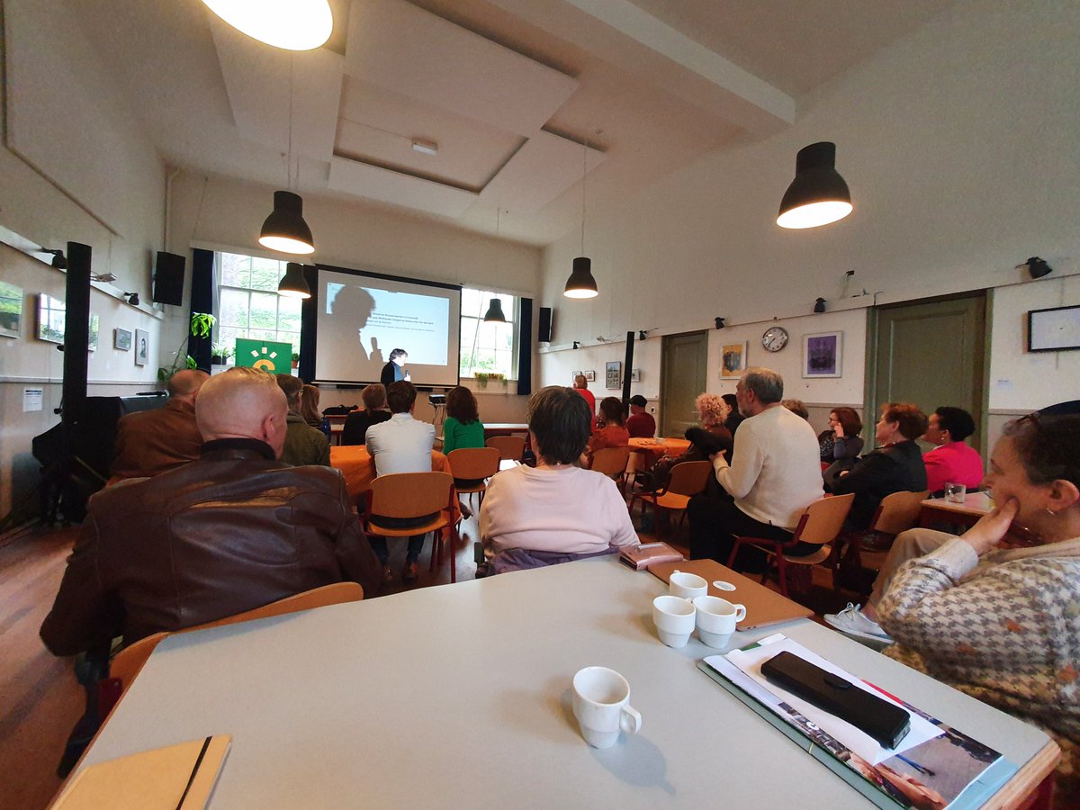 WR_Crooswijk's tweet photo. Volle zaal vanavond bij de bewonersavond over omtwikkelingen Wonen en Bouwprojecten in Crooswijk.

@HedyvandenBerk begint de avond met een toelichting over de aanpak van @Havensteder binnen de wijk.

 #CrooswijkBeweegt https://t.co/sR6H05QABu