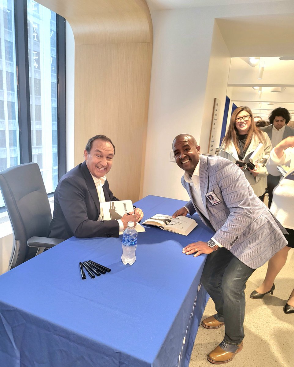 daryel_foster's tweet photo. LAX to ORD for book signing with former UNITED CEO Oscar Munoz @united @weareunited @mcgrath_jonna @DorisGunnell @BrianJ_LAX @LAXCPO1 https://t.co/31p4bfDMHg