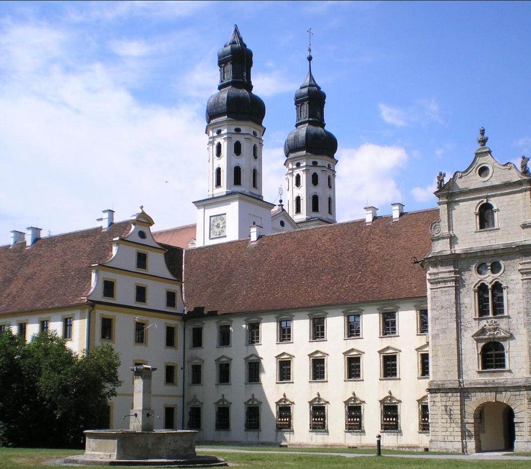 mks_rottweil's tweet photo. 3 tolle pädagogische Tage in Obermarchtal im Zeichen von #gewaltfreieKommunikation und #Schulentwicklung liegen hinter dem Kollegium der @mks_rottweil. Danke für viele intensive und inspirierende Momente, tolle Referenten und maximalen Teamspirit! https://t.co/fIwzp2RmR6