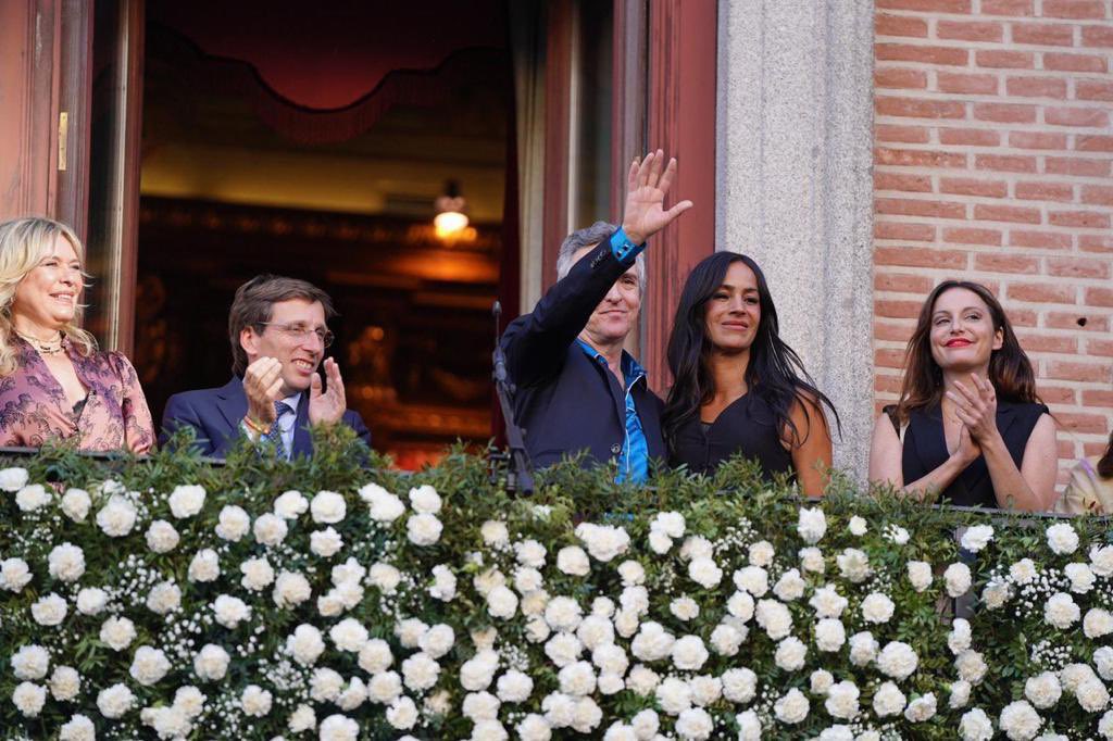 begonavillacis's tweet photo. Haced caso a Ramoncín, pregonero de #SanIsidro2023, y aprovechad estos días para sacar lo mejor de vosotros, que es lo mejor de Madrid.

Porque Madrid es tradición, diversidad, libertad... pero, sin duda, lo mejor de esta Villa son los madrileños.

¡Feliz San Isidro a todos! https://t.co/QhJxA5PQko