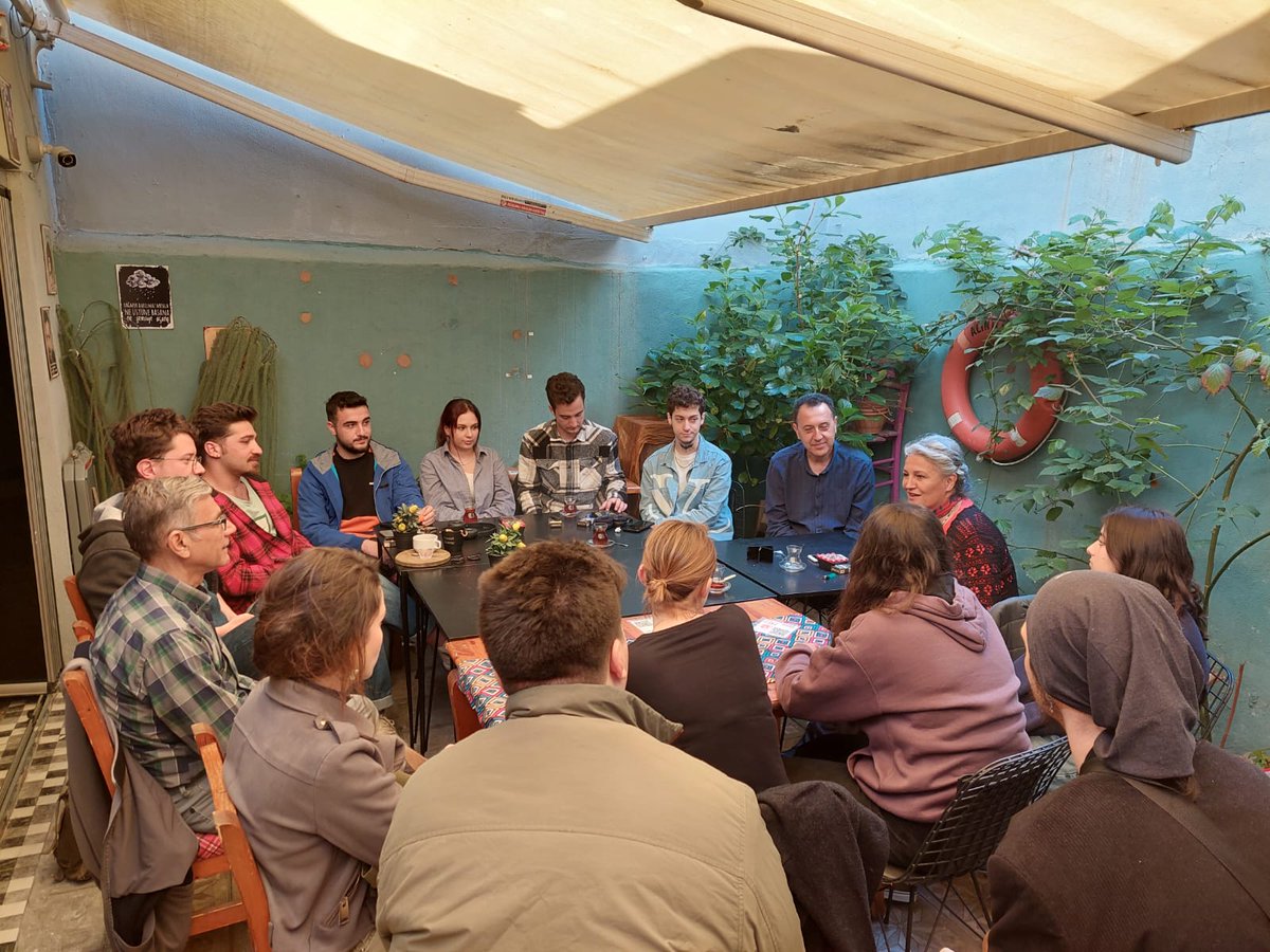 Bugünkü seçim toplantımızı gençlerle yaptık. Kararlılar; gençlik bu seçimde üzerine düşeni yapacak ve Erdoğan'ı gönderecek. Ama bir konuda daha kararlılar; sonrasında kötünün iyisine razı olmayacaklar. Bu yüzden onlar da bizimle birlikte
#1oyErdoğanGitsinDiye1oyTKPye diyor✊