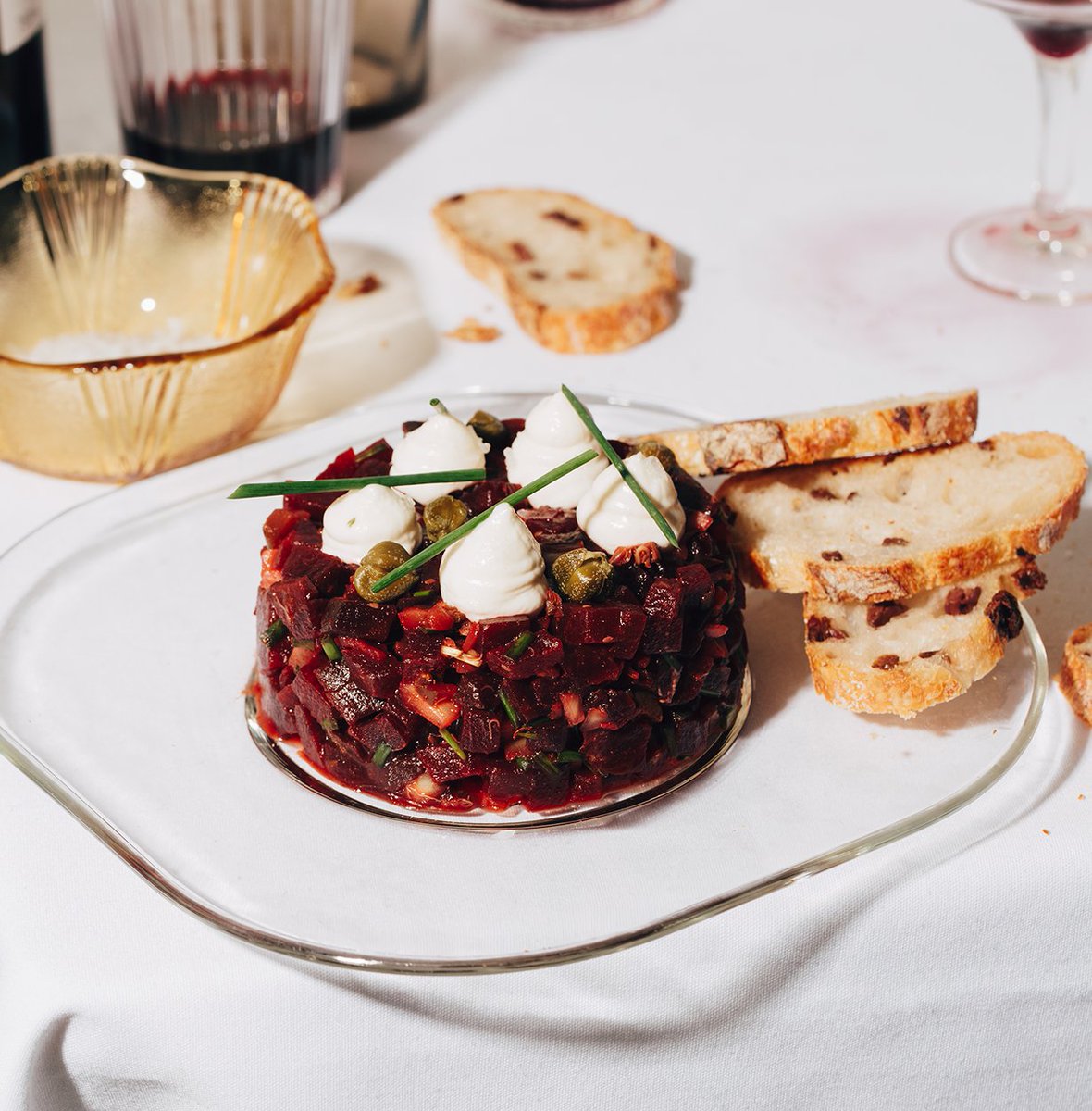 Deze bietentartaar uit 'De vegan slager' doet qua smaak en textuur niet onder voor de welbekende vleesversie. In dit recept krijgt de eidooier echter wel een upgrade met rokerige aioli. YUM! 

bit.ly/veganslager