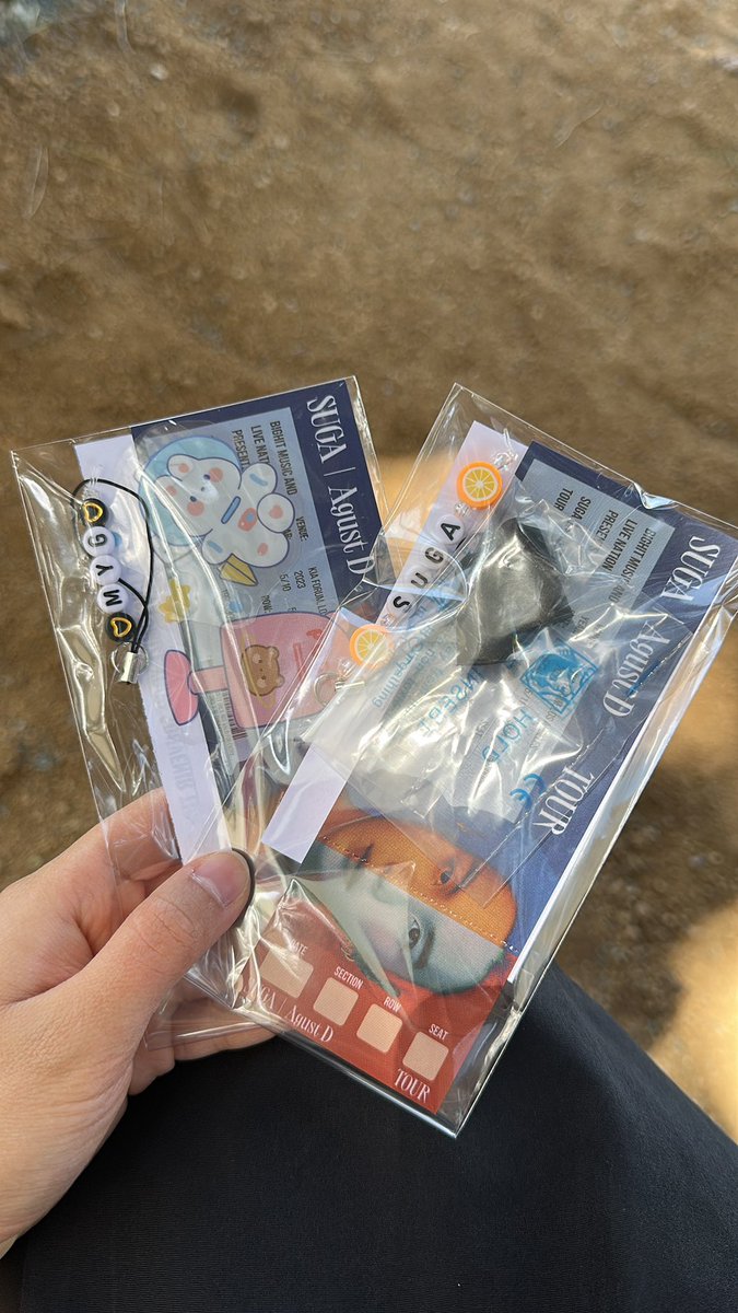 yoongipiphany's tweet photo. update: all pins have been given out! only army bomb/phone charms remaining :3 chilling in A area https://t.co/1ma2ubV9KV