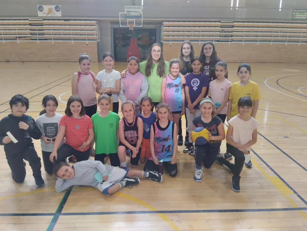 Hoy hemos recibido una visita muy especial. Gracias <a href="/annesenosiain/">Anne Senosiain</a> por visitar la que siempre será tu casa y sacar una sonrisa a nuestras peques de la Escuela. Enhorabuena por el ascenso y bienvenida a casa!