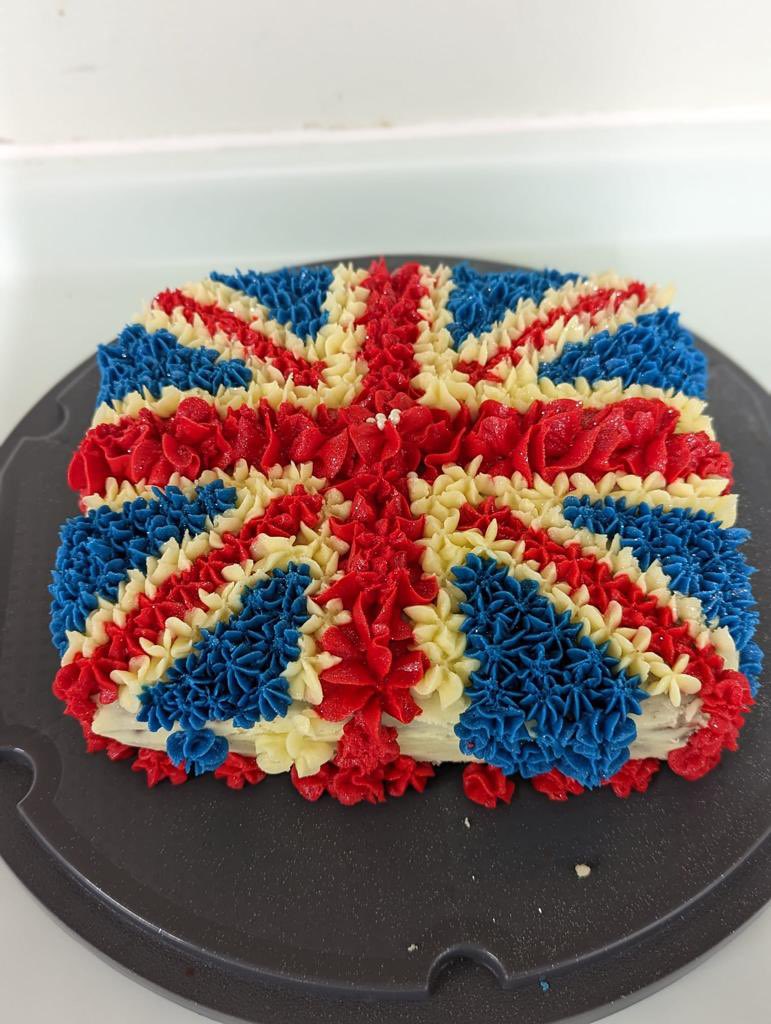 L2SRFT's tweet photo. Our lovely CSW Shaz treated all of our patients and staff to some lovely Coronation cakes over the weekend! 😍🇬🇧 https://t.co/cdzv8ATb1t