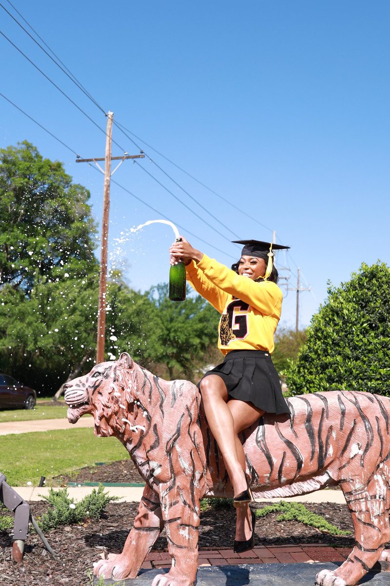 nxhelle's tweet photo. And if you thought I wasn’t coming, just know I’m coming harder…🔥

⚕️Bachelors of Science in Biology (Pre-Med Concentration)
⚕️President’s Student Leadership Initiative 
⚕️Miss Biology
⚕️Student Ambassador
⚕️LSU-HS Research Intern
⚕️Magna Cum Laude

2 days and counting…🎓 https://t.co/aYLoNmiNcW