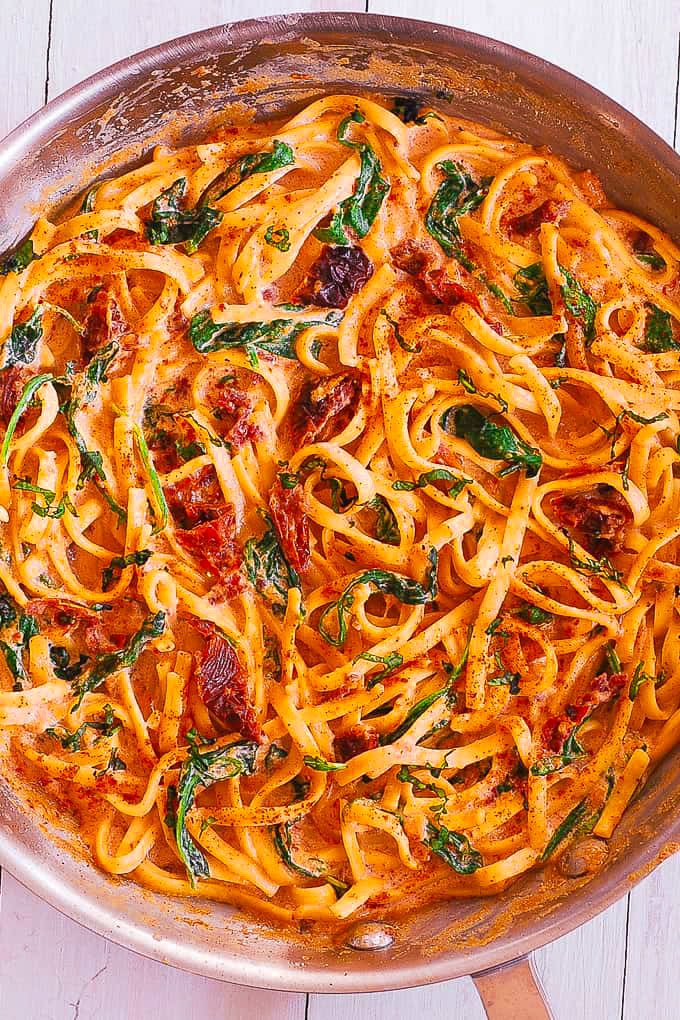 🍝 Fork’s at the ready?!🍴 Get ready to twirl into a world of flavour with Linguine, Spinach & Sun-Dried Tomato Cream Sauce!  #Dinner #Pasta #PastaLaVista #DinnerInspo #PastaParadise #LollysKitchen