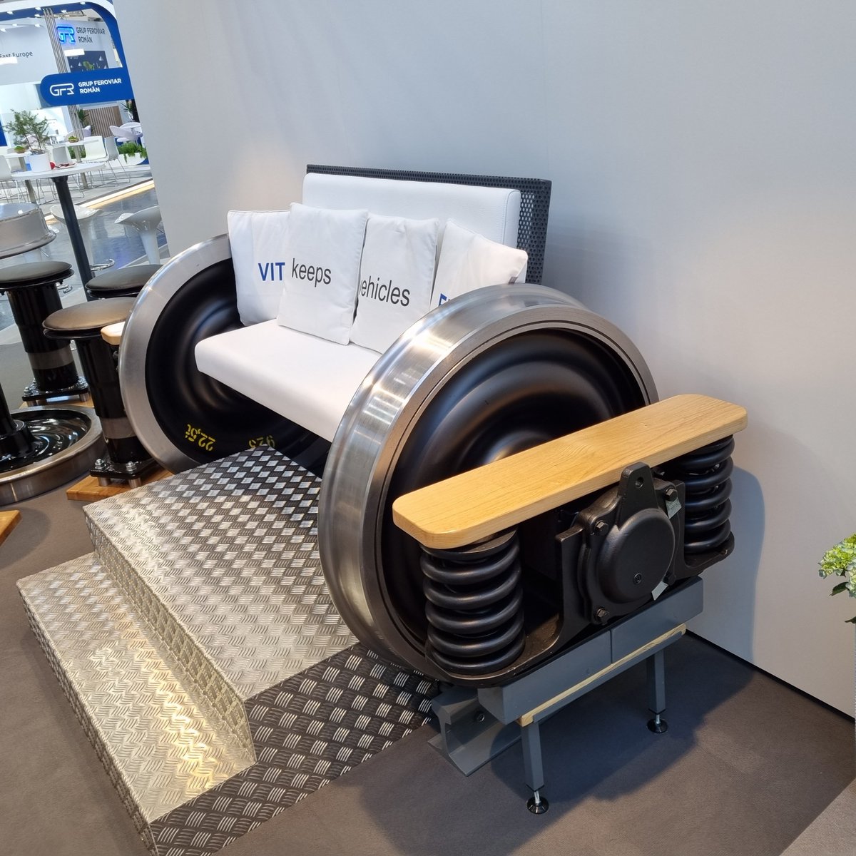 lokfuehrer_tim's tweet image. Vergesst eure langweiligen Gartenmöbel aus Paletten:
Eisenbahnradsätze und -puffer sind jetzt angesagt ☝️
#transportlogistic