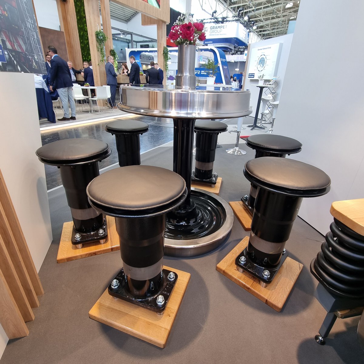 Vergesst eure langweiligen Gartenmöbel aus Paletten:
Eisenbahnradsätze und -puffer sind jetzt angesagt ☝️
#transportlogistic