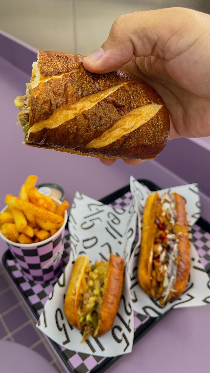 The_BurgerHolic's tweet photo. ساندوتش لحم ودجاج في خبز برتزل 🥨 من مطعم @215Deli (@ 215 Deli in Riyadh, Riyadh Region) https://t.co/ftplyzLgOl https://t.co/v3tmEcuWm8