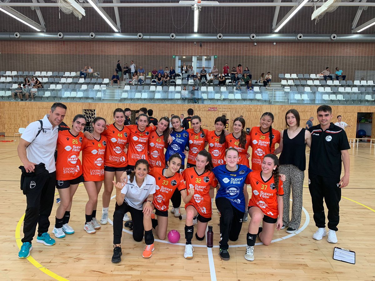 CHSantAndreu's tweet photo. Gran victòria del Cadet Femení A!💪 L'equip continua en una excel·lent dinàmica i aconsegueix dos nous punts! Som-hi!!🧡🖤🧡
#andreuencsgo #handbol #santandreu https://t.co/nwGMsRNoaY