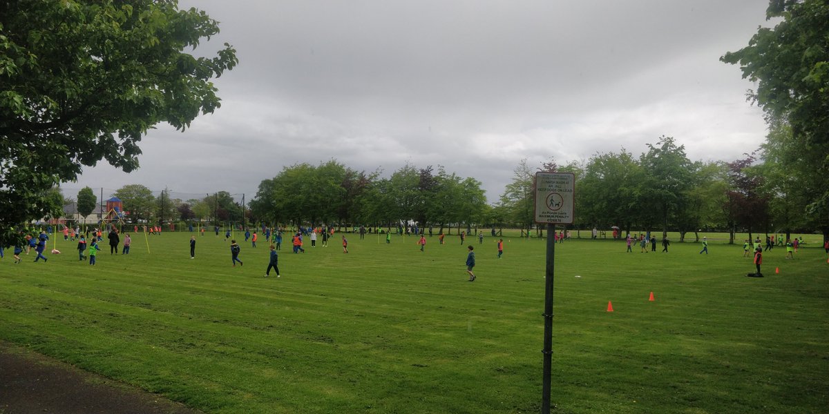 The Fairgreen was full yesterday with 1st class having their ⚽ blitzs too from @criostri @gmcinis & @cbsennis  over 160kids, trying to match @Hurlingcoach