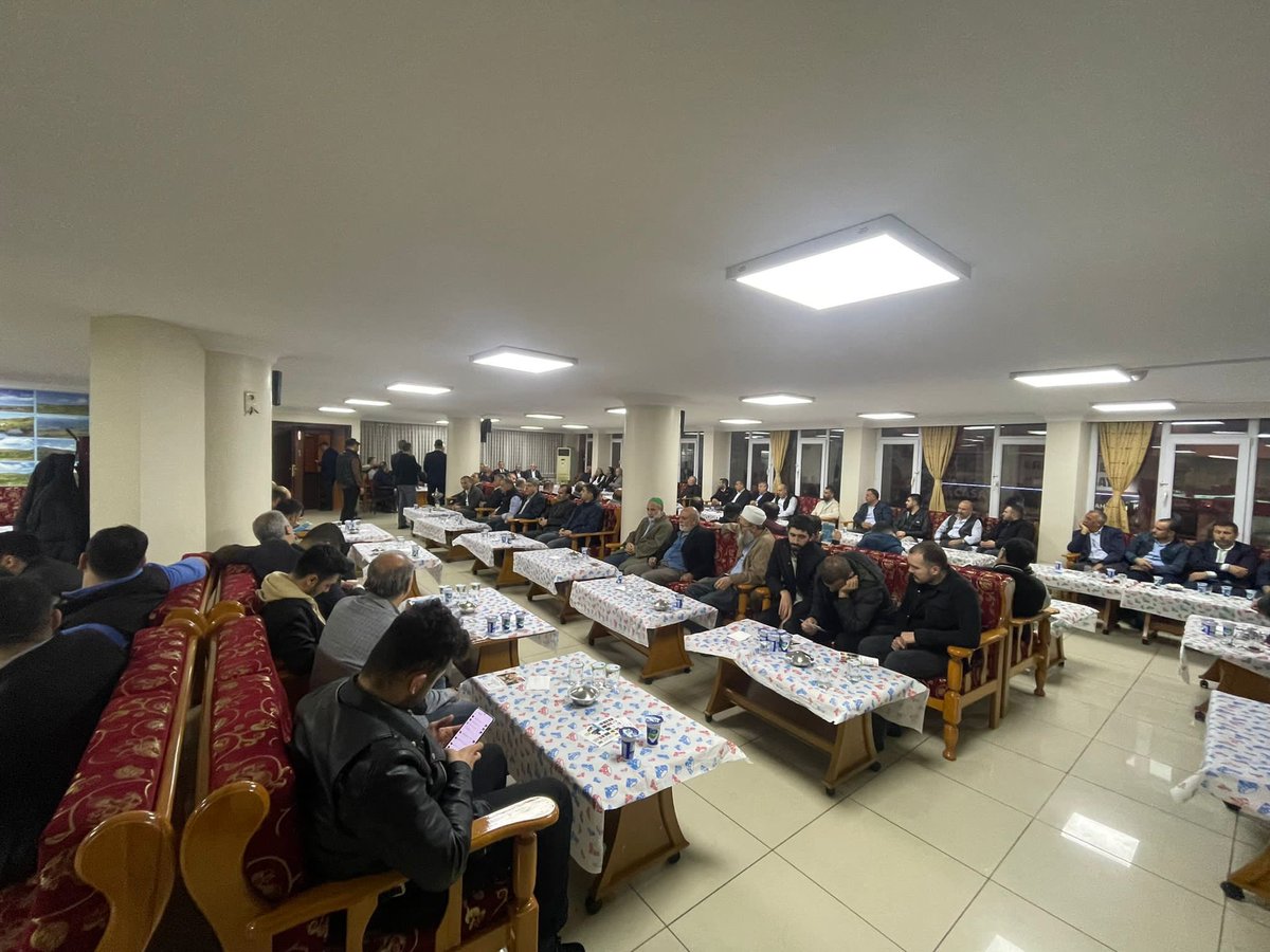 prof_aydal's tweet photo. BİZLERİ OLDUKÇA KALABALIK BİR ŞEKİLDE KARŞILAYIP AĞIRLAYAN, BAĞIRLARINA BASAN,  DEĞERLİ MALATYALI POSKIRAN DERNEĞİNE YÜREKTEN TEŞEKKÜRLERİMLE. https://t.co/oXKZ3c9zPJ