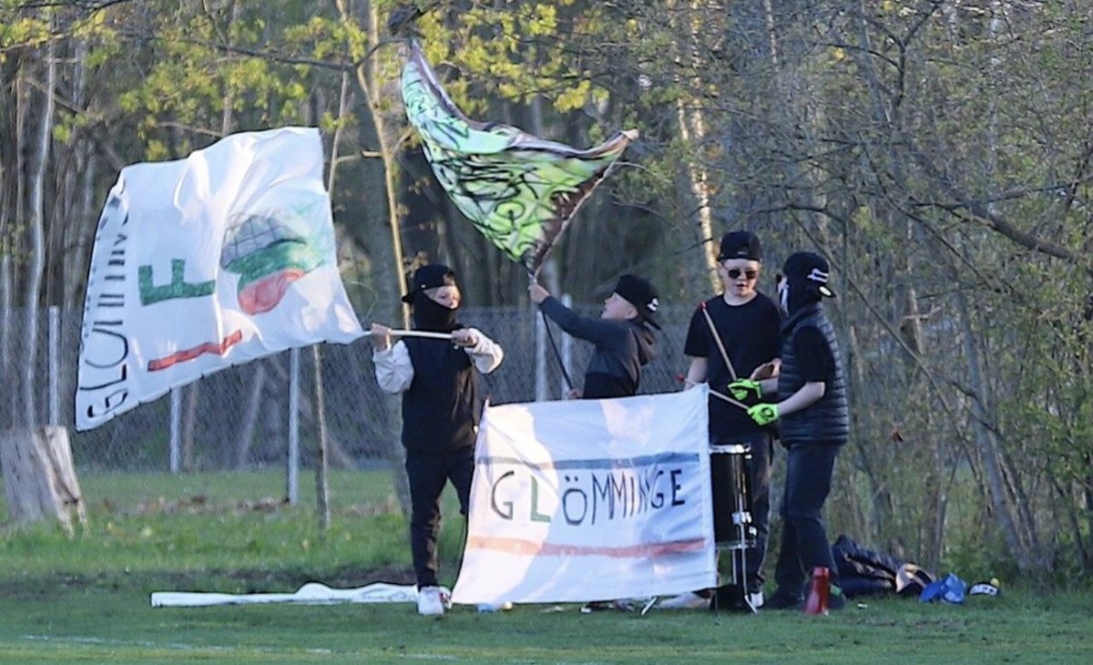 Det är inga många allsvenska arenor som kan skryta med sång och trummar i 90 minuter.

Men det löste detta gänget i kvällens toppmöte i division 5: