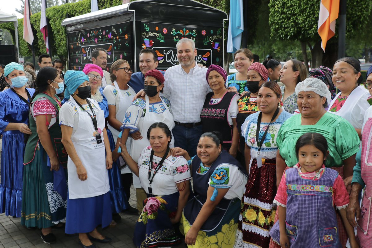 Con motivo del Día de las Madres, el gobernador <a href="/ARBedolla/">Alfredo Ramírez Bedolla</a>, junto con su esposa, Grisel Tello, partieron pastel en el Festival Michoacán de Origen para compartir con las y los michoacanos esta bonita celebración. #HonestidadyTrabajo