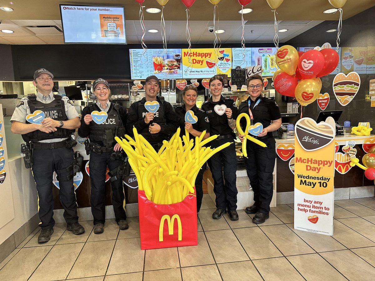 Helping out to raise funds on #McHappyDay2023 for #RonaldMcDonaldHouse in BC. Thanks to FR teams from the <a href="/GoldenRCMP/">Golden-Field RCMP</a> and <a href="/GoldenFd/">Ken McClure </a> for joining us <a href="/BC_EHS/">BC Emergency Health Services</a> to bag Happy Meals and Big Macs.