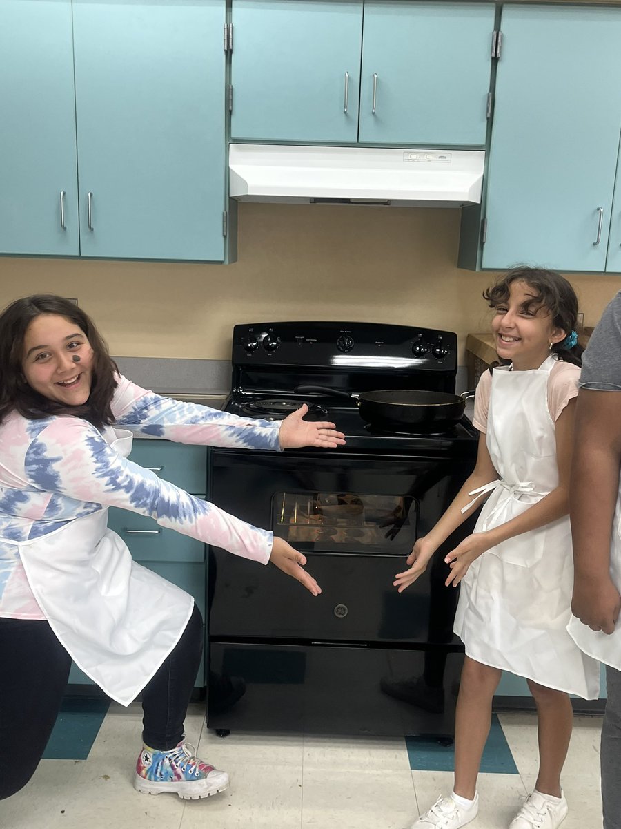i_preysz's tweet photo. Last day of Latin Cooking club @Itmschefs . We made Colombian style hot dogs and baked chocolate chip cookies. Thanks @ITMSMUSTANGS for the new stove and fridge�� https://t.co/tjdEuo8t1g