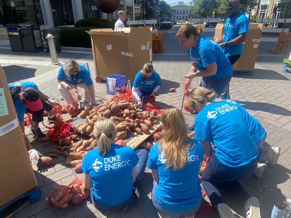 YAM-JAMMIN’ in #Downtown #Raleigh today! 40K lbs of taters packaged for families across #NC via partnership with @FoodBankCENC and @DowntownRaleigh. Nearly 200 volunteers from biz across town: we are better together! Great showing from our @DukeEnergy team! #WeAreDE #YamJam