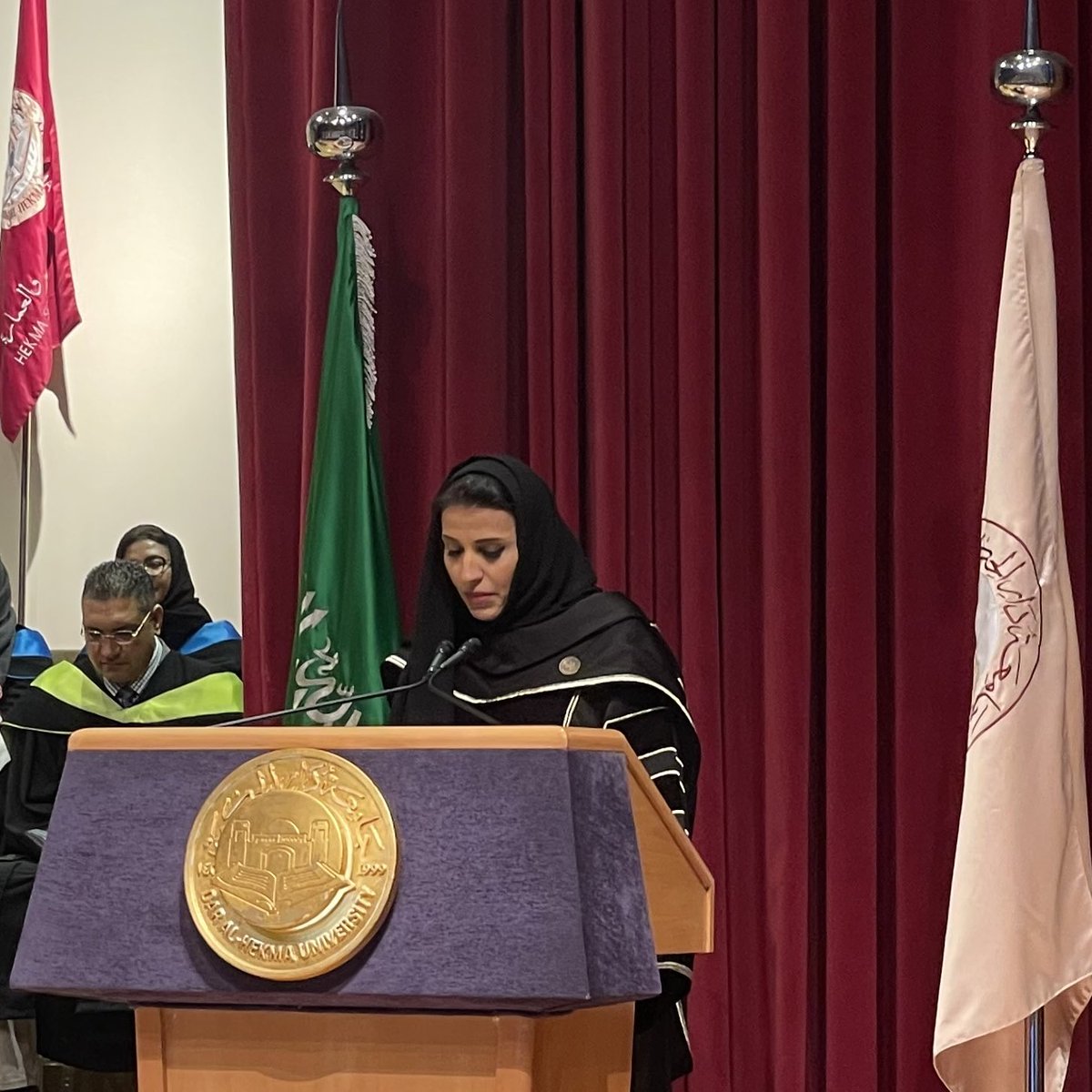 DAHUniversity's tweet photo. ''لكلِّ أبٍّ ... لكلّ أمٍّ.... لكلّ عضو هيئة تدريس... لمؤسسي الحكمة ... وإداراتها..
نهديكم هذه المسيرة فهي ثمرة جهودكم وعطائكم''
الدكتورة عبير الدغيثر
رئيسة الجامعة
#خريج_دارالحكمة
#خريجة_دارالحكمة
#DAHGrad23 https://t.co/1jPzfTd9B9