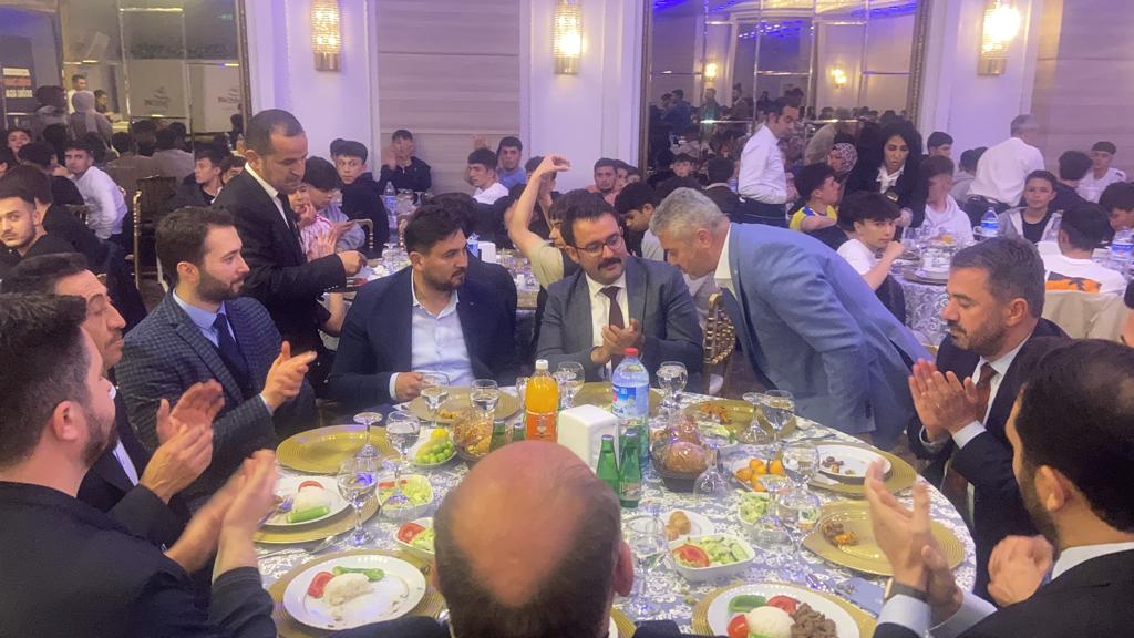 DrAbdulvahapshn's tweet photo. Gençler var oldukça Türkiye'nin kutlu yürüyüşünü kimse durduramayacaktır.

Pursaklar Gençlik Kollarımızın düzenlemiş olduğu akşam yemeğine katılarak genç kardeşlerimiz ile bir araya geldik.

#Doğruzamandoğruadam 
#DoğrusuAkParti
#Doğruadımlarlayoladevam
#Türkiyeyüzyılı
#Akparti https://t.co/t25HqF7N4g