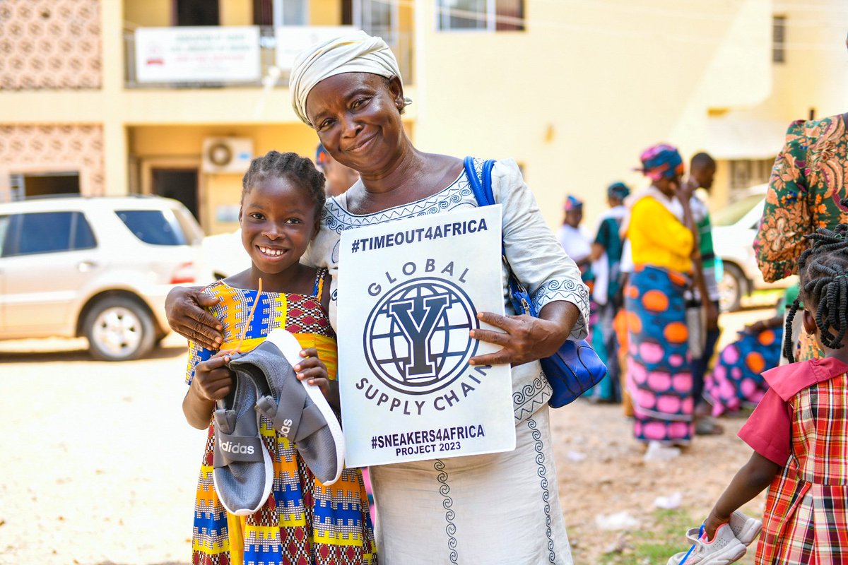 Mama is very happy with her gift. #Sneakers4africa project 2023. Gifting shoes to folks all around Minna, @NigeriaStories Thank you @BYUSportsNation @ByuGlobal @BYUMBB @ESPNAfrica @globalgiving