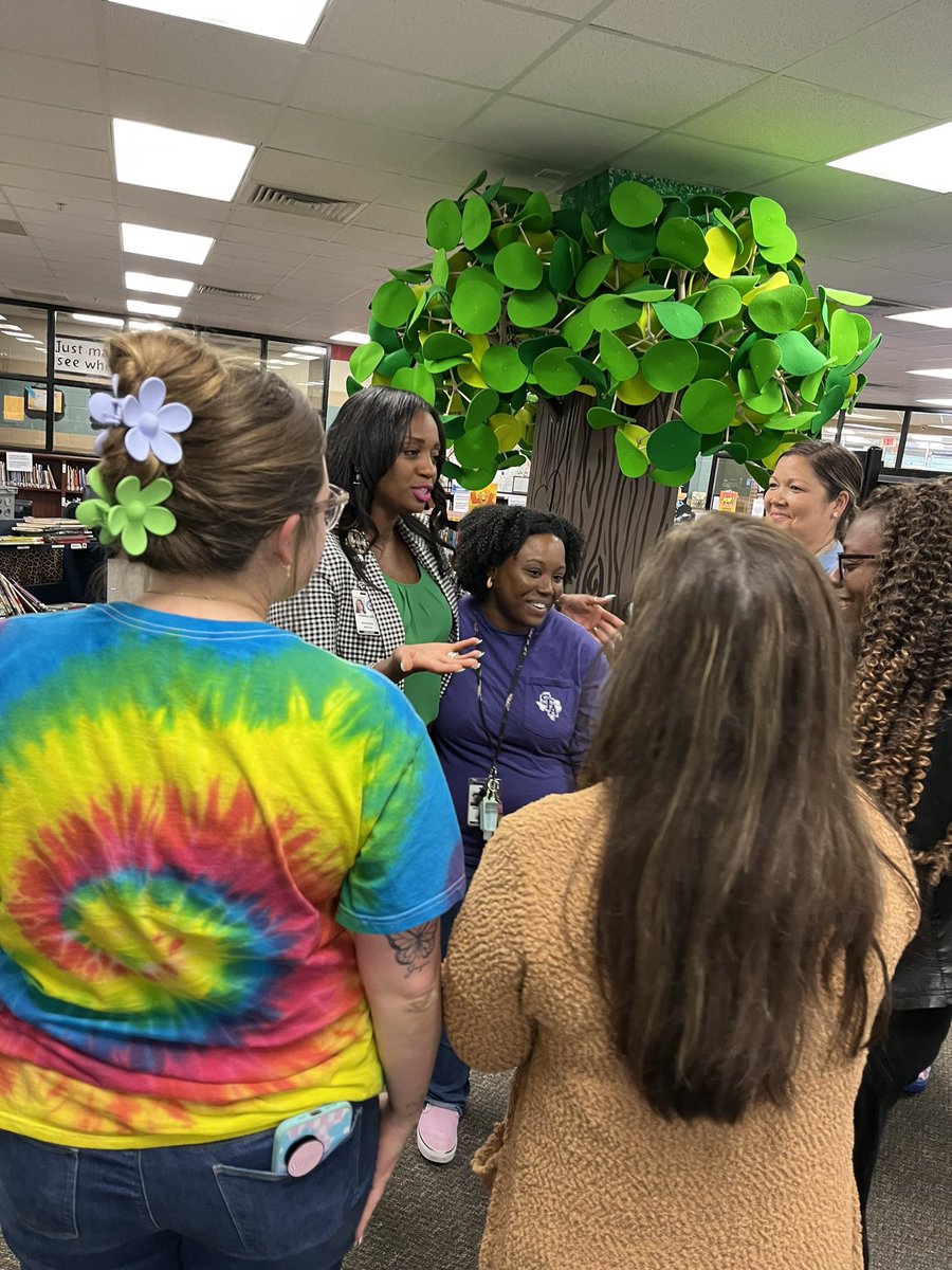 I spy a new LSE Leopard! We were all so excited to meet our new principal @MsBenton_LLE_AP! Thanks for hanging around to talk to each of us at the end of a long rainy day. #AlreadyMadeOneOfUsCry😅@HumbleISD_LSE #LeopardSpotting