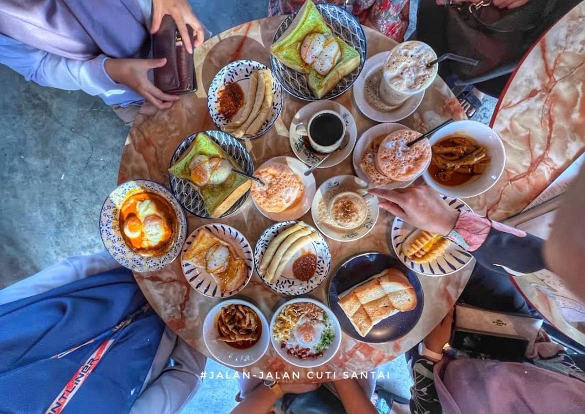 MalaysianFoods's tweet photo. Tempat SARAPAN PAGi BEST DEKAT MERU KLANG, SELANGOR !

Guysss! Warong che Limah dah buka semula Awal bulan 5.
Boleh merasai suasana nolstagia boleh lah ke sini Warong Che Limah makan Ala² Zaman Dulu² Siap pula didendangkan dengan Lagu² retro seperti P.Ramlee💃.

WARONG CHE LIMAH 
📍Jalan Jambu,  Meru klang ,Selangor